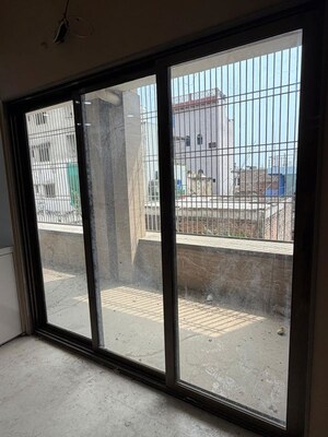 Room in 4 BHK Apartment at Mahmoorganj – for Rent