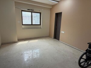Room in 4 BHK Apartment at Mahmoorganj – for Rent