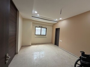 Room in 4 BHK Apartment at Mahmoorganj – for Rent