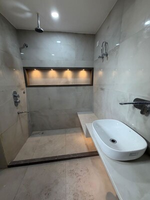 Bathroom in 4 BHK Apartment at Mahmoorganj – for Rent