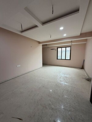 Room in 4 BHK Apartment at Mahmoorganj – for Rent