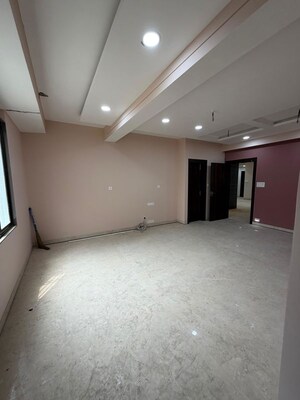 Room in 4 BHK Apartment at Mahmoorganj – for Rent