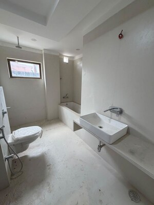 Bathroom in 4 BHK Apartment at Mahmoorganj – for Rent