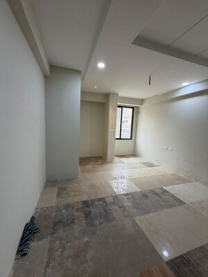 Room in 4 BHK Apartment at Mahmoorganj – for Rent