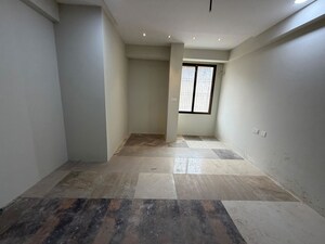 Room in 4 BHK Apartment at Mahmoorganj – for Rent