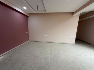 Room in 4 BHK Apartment at Mahmoorganj – for Rent