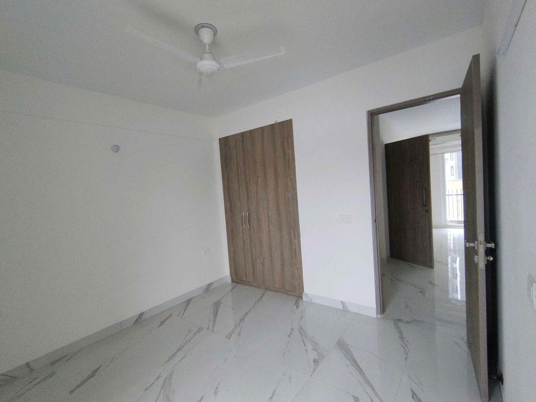3.5 BHK + Basement Apartment For Sale in Smart World Gems