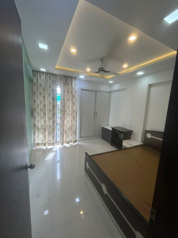Room in 2 BHK Apartment at Saarrthi Skybay, Mahalunge – for Rent