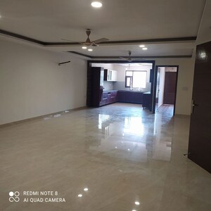 Room in 3 BHK Builder Floor at Puri Kohinoor Emporium, Sector 89 – for Sale