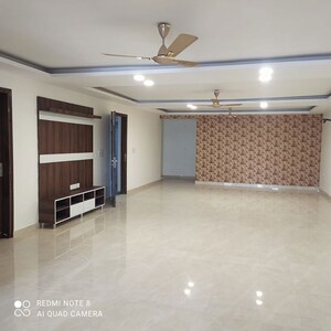 Room in 3 BHK Builder Floor at Puri Kohinoor Emporium, Sector 89 – for Sale