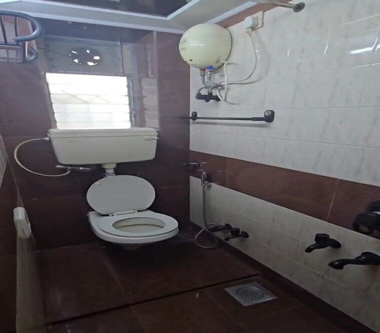 Bathroom, dadar east 2 Bedroom 1000 Sq.Ft. Apartment In Dadar East Mumbai 10392063
