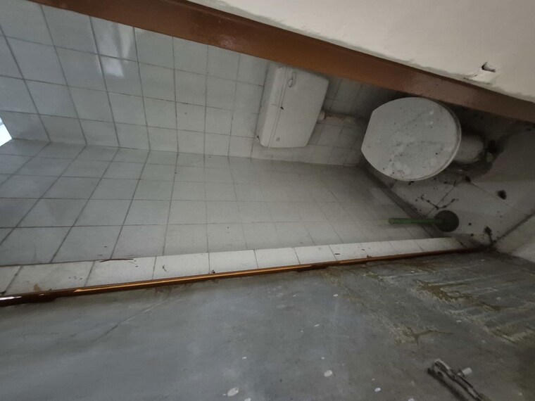 Bathroom, mayur vihar 2.5 Bedroom 850 Sq.Ft. Apartment In Mayur Vihar Delhi 10392119