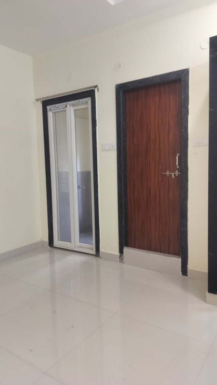 Room, jubilee hills Commercial Office Space 1800 Sq.Ft. In Jubilee Hills Hyderabad 10392135