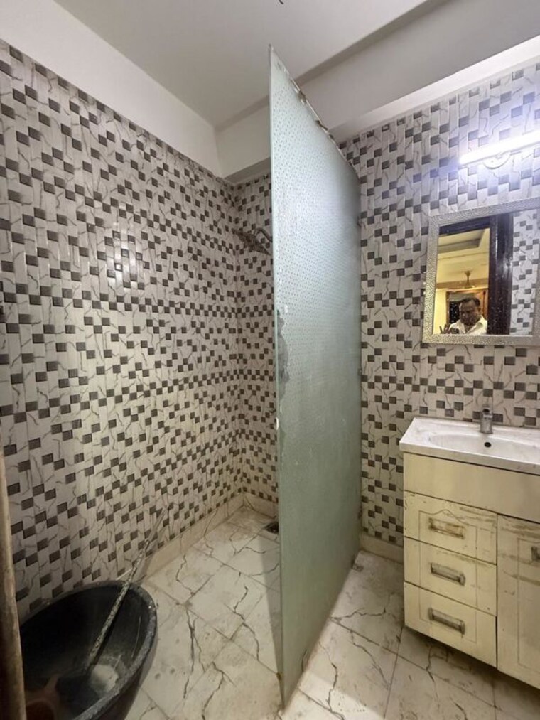 Bathroom, south extension ii 3 Bedroom 1800 Sq.Ft. Builder Floor In South Extension ii Delhi 10392173