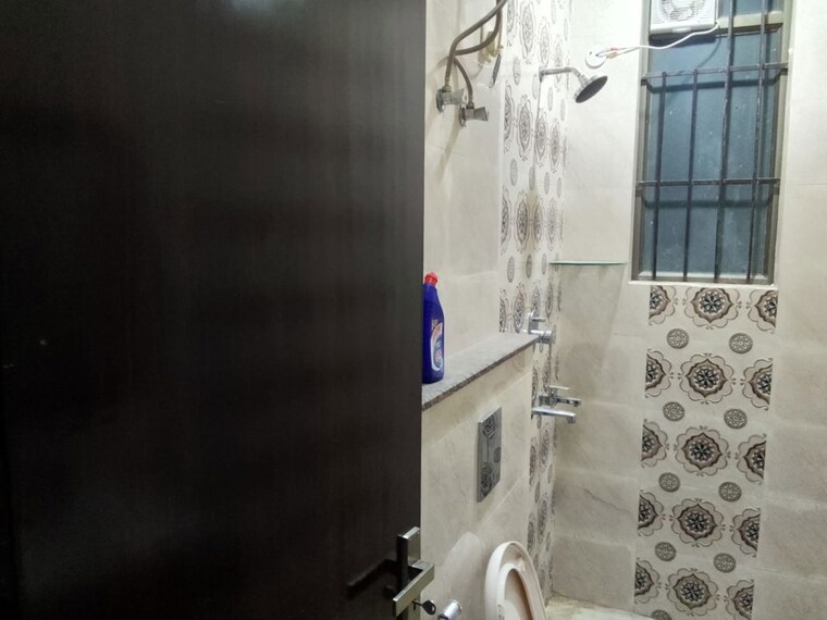 Bathroom, sector 43 3 Bedroom 215 Sq.Yd. Builder Floor In Sector 43 Gurgaon 10392167