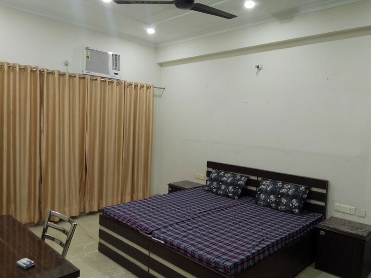 Bedroom, sector 43 3 Bedroom 215 Sq.Yd. Builder Floor In Sector 43 Gurgaon 10392167