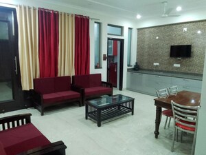 Living Room in 3 BHK Builder Floor at Sector 43 – for Rent