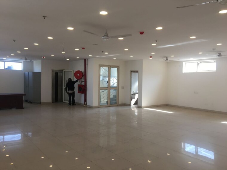 Room, sector 64 Commercial Showroom 5500 Sq.Ft. In Sector 64 Noida 10392128