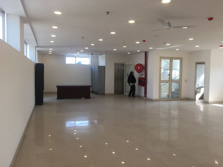 Room, sector 64 Commercial Showroom 5500 Sq.Ft. In Sector 64 Noida 10392128