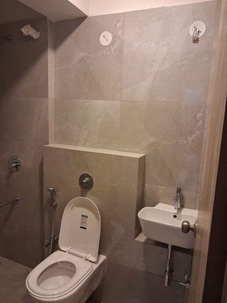 Bathroom, vile parle west 2 Bedroom 800 Sq.Ft. Apartment In Vile Parle West Mumbai 10392230