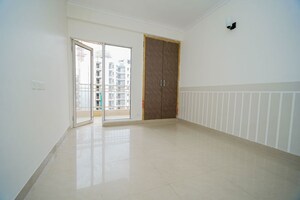 Room in 2.5 BHK Apartment at JM Florance, Tech Zone 4 Greater Noida – for Sale