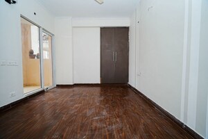 Room in 2.5 BHK Apartment at JM Florance, Tech Zone 4 Greater Noida – for Sale