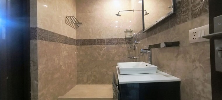 Bathroom, lajpat nagar ii 3 Bedroom 1800 Sq.Ft. Builder Floor In Lajpat Nagar ii Delhi 10392260