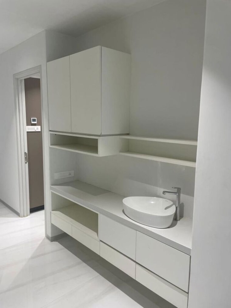 Bathroom, nutan-laxmi-chs 3 Bedroom 2700 Sq.Ft. Apartment In Juhu Mumbai 10392316