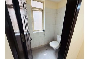 Bathroom in 3 BHK Apartment at Unitech Nirvana Country Plots, Sector 50 – for Rent