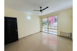 Room in 3 BHK Apartment at Unitech Nirvana Country Plots, Sector 50 – for Rent