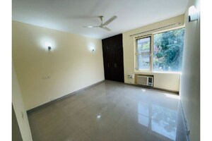 Room in 3 BHK Apartment at Unitech Nirvana Country Plots, Sector 50 – for Rent
