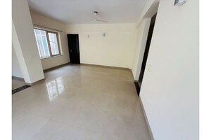 Room in 3 BHK Apartment at Unitech Nirvana Country Plots, Sector 50 – for Rent