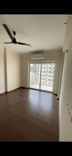 Room in 3 BHK Apartment at Pareena Micasa, Sector 68 – for Rent