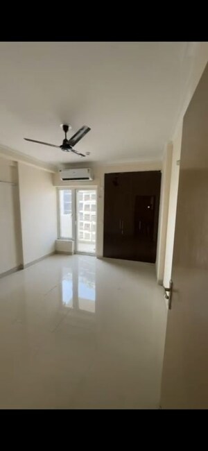 Room in 3 BHK Apartment at Pareena Micasa, Sector 68 – for Rent
