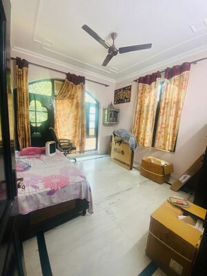 Bedroom in 3 BHK Builder Floor at Dlf Phase ii – for Rent