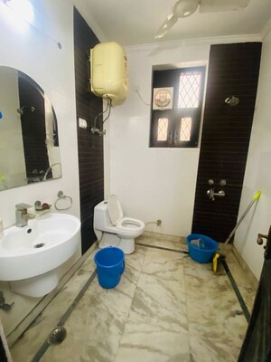 Team Area in 3 BHK Builder Floor at Dlf Phase ii – for Rent