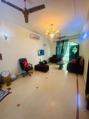 Living Room in 3 BHK Builder Floor at Dlf Phase ii – for Rent