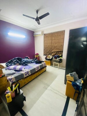 Bedroom in 3 BHK Builder Floor at Dlf Phase ii – for Rent