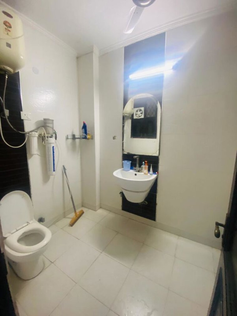 Bathroom, dlf phase ii 3 Bedroom 300 Sq.Yd. Builder Floor In Dlf Phase ii Gurgaon 10392335