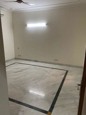 Room in 3 BHK Builder Floor at Dlf Phase I – for Rent