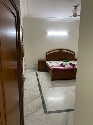 Furnished Amenities in 3 BHK Builder Floor at Dlf Phase I – for Rent