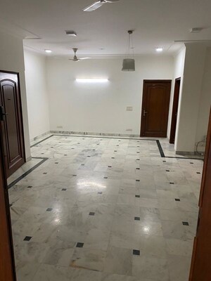 Room in 3 BHK Builder Floor at Dlf Phase I – for Rent