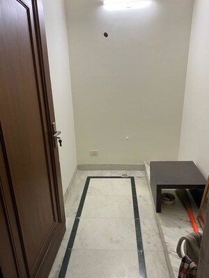 Furnished Amenities in 3 BHK Builder Floor at Dlf Phase I – for Rent