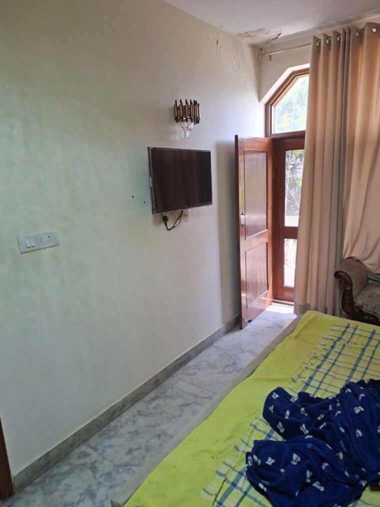 Bedroom, dlf phase i 2.5 Bedroom 215 Sq.Yd. Builder Floor In Dlf Phase I Gurgaon 10392427