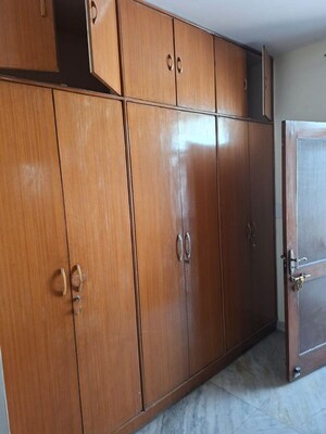 Furnished Amenities in 2.5 BHK Builder Floor at Dlf Phase I – for Rent