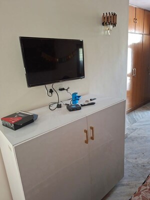 Furnished Amenities in 2.5 BHK Builder Floor at Dlf Phase I – for Rent