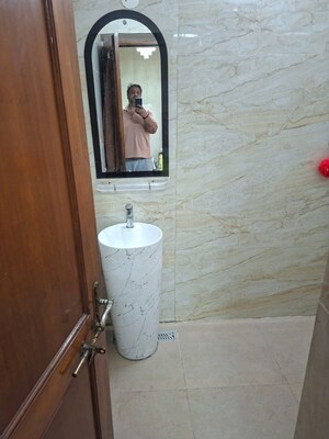 Bathroom in 2.5 BHK Builder Floor at Dlf Phase I – for Rent