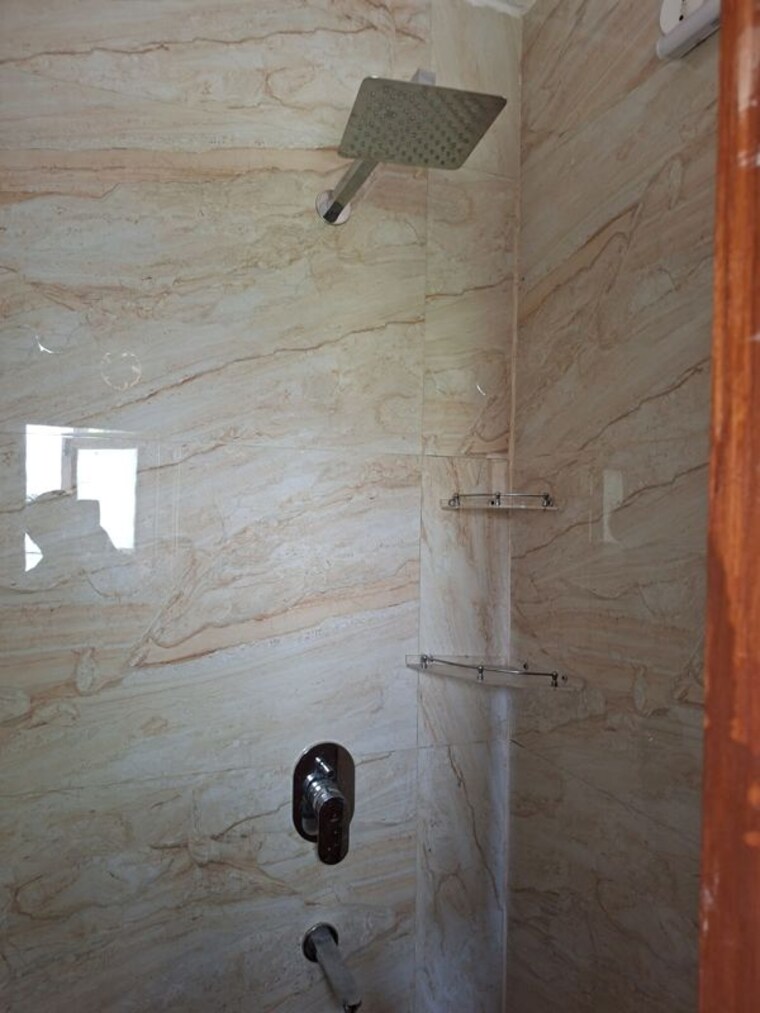Bathroom, dlf phase i 2.5 Bedroom 215 Sq.Yd. Builder Floor In Dlf Phase I Gurgaon 10392427