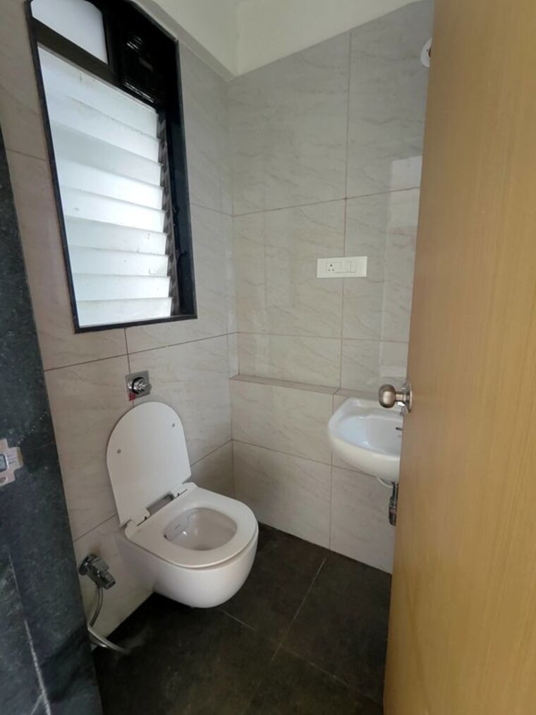 Bathroom, chandak-34-park-estate 3 Bedroom 900 Sq.Ft. Apartment In Goregaon West Mumbai 10392430