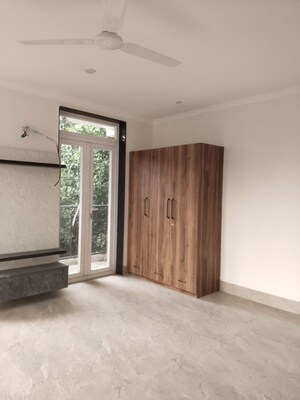 Room in 3 BHK Builder Floor at Sarita Vihar – for Rent